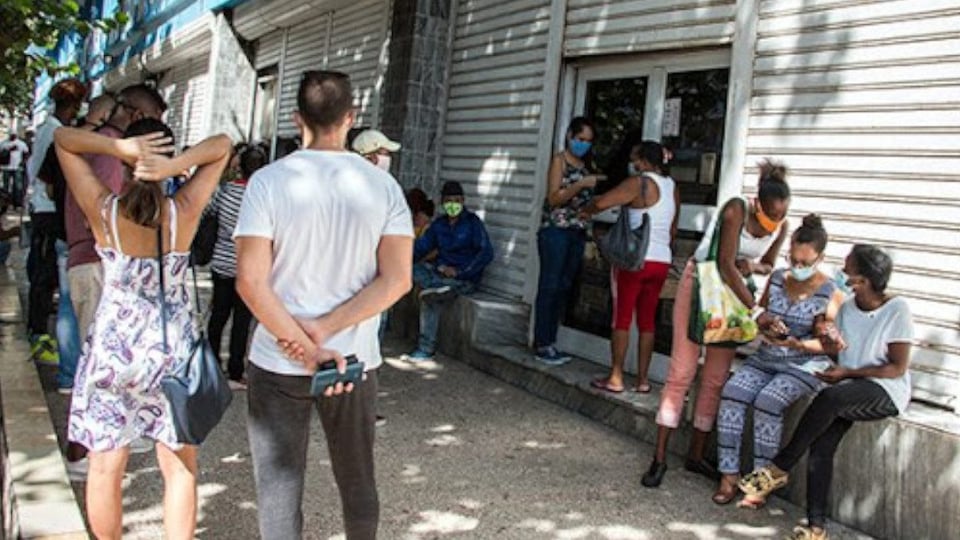 ¿Y el efectivo dónde está? Jubilados en Cuba juran que los bancos amanecen sin un peso
