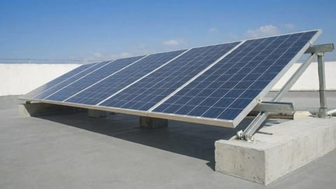 ¿Y tú supiste lo último? ¡Le ponen paneles solares al cayo de los Castro mientras la gente apaga la luz!