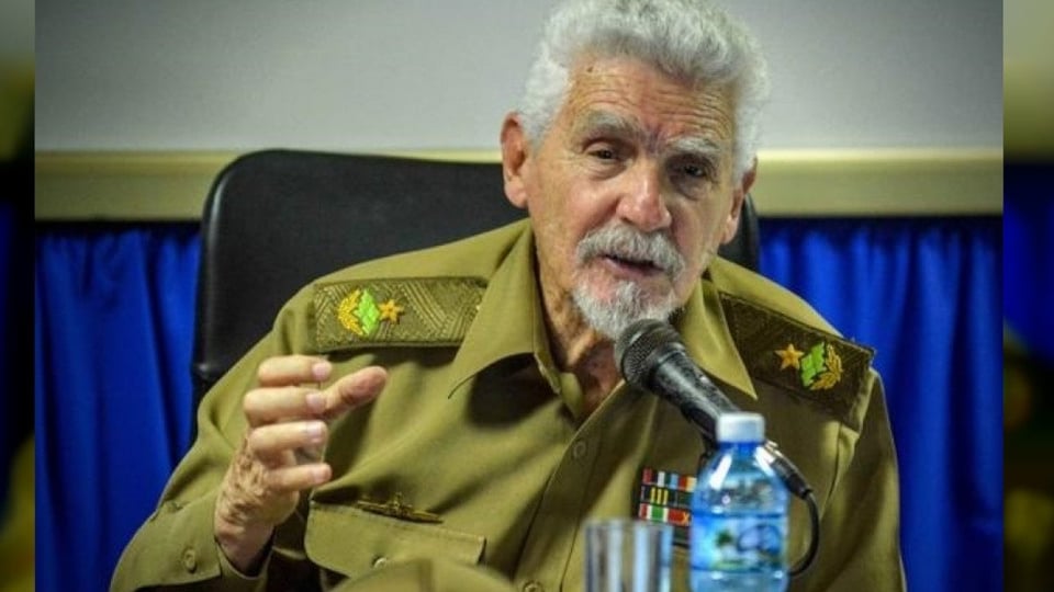 ¡Bomba! ¿El Comandante Ramiro Valdés, de la vieja guardia, ahora en la sala de espera?