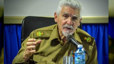 ¡Bomba! ¿El Comandante Ramiro Valdés, de la vieja guardia, ahora en la sala de espera?