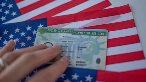 ¿Te venden la visa en un tris? ¡Cuidado con los estafadores de inmigración en EE.UU.!