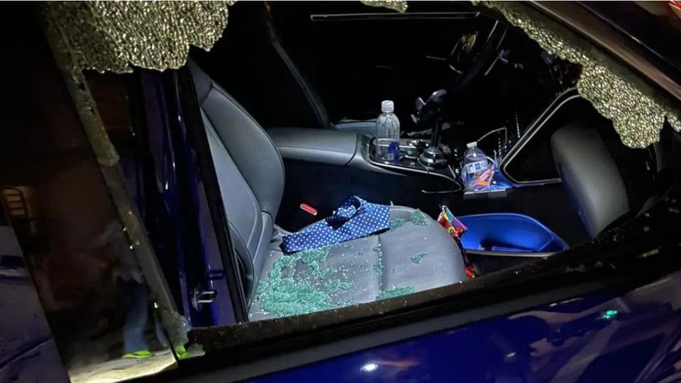 ¿¡Qué bochinche en Gladeview!? Vandalizan más de 20 autos en un ataque de madrugada