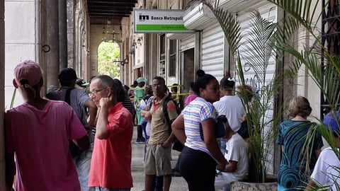 Cubanos con ciudadanía española enfrentan obstáculos para cobrar ayudas de España