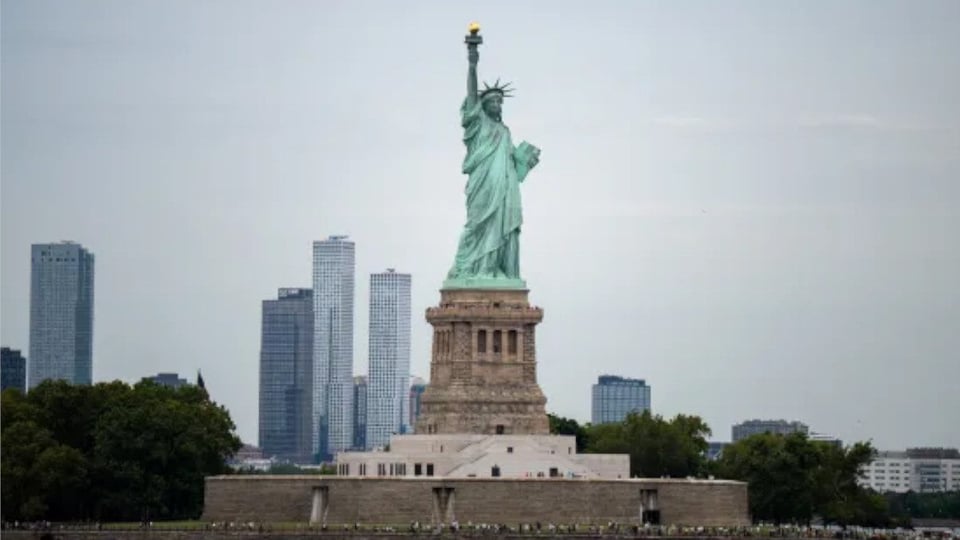 ¡Qué Bochinche Cerca de la Estatua! Bote Zarpa y Deja Mujer y Bebé Muertos en NYC