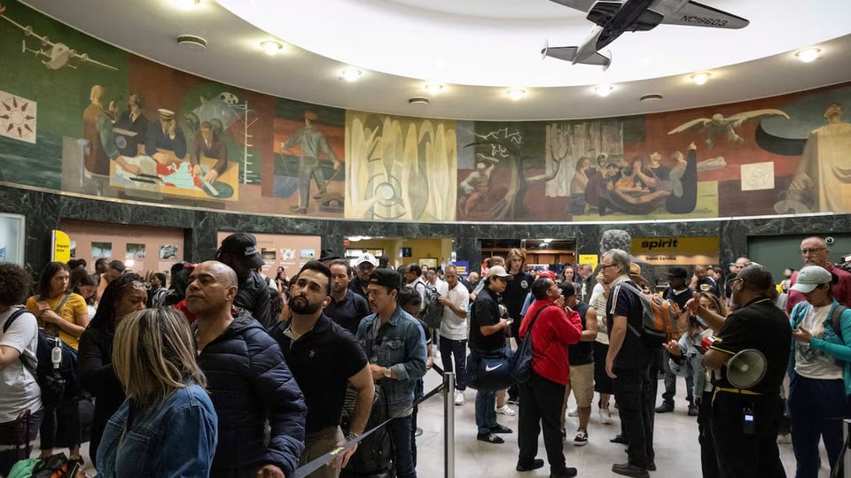 ¿Tremendo lío en los aeropuertos? Trump pone a los de ICE a bregar con las maletas mientras el gobierno está cerrado