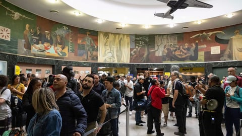 Trump Envía Agentes de ICE a Aeropuertos Por Cierre del Gobierno