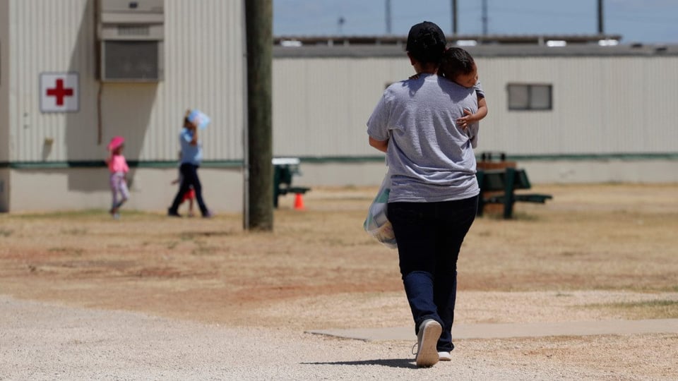 ¡Cárcel de Niños en Texas! Denuncian Comida con Gusanos y Crisis Emocional en Centro Migratorio