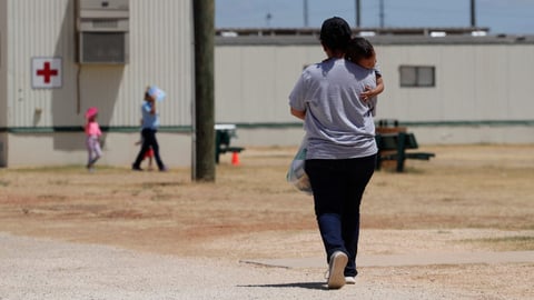 Cientos de Niños Migrantes en Texas: Denuncias de Malas Condiciones en Centro de Detención