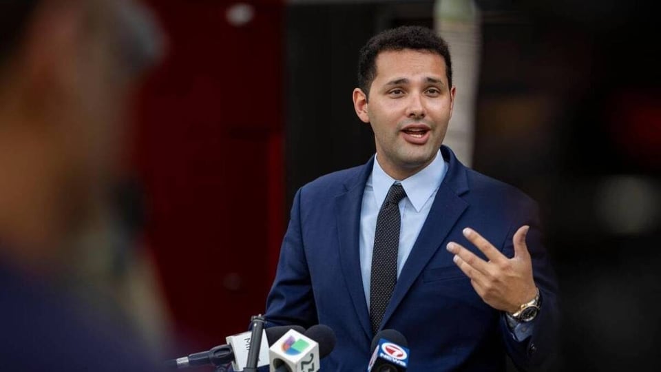 ¿Alcalde de Hialeah con luces de policía encendidas? ¡Multa al canto!