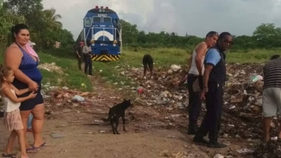 ¿Tú Supiste? ¡Pasajeros y Obreros Limpiaron las Vías Pa' que Pasara el Tren en Las Tunas!