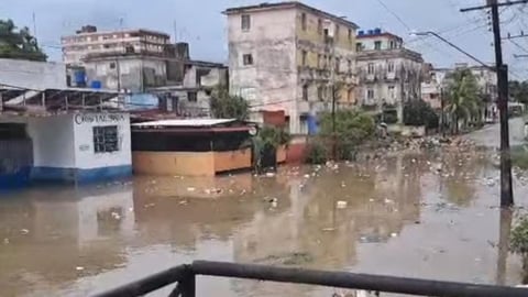 Lluvias Intensas Desbordan Calles de La Habana y Sacan a la Luz la Basura Acumulada