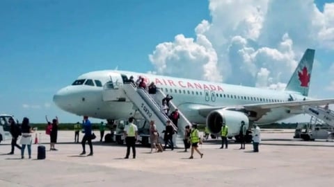 Aerolíneas canadienses rescatan turistas en Cuba por escasez de combustible
