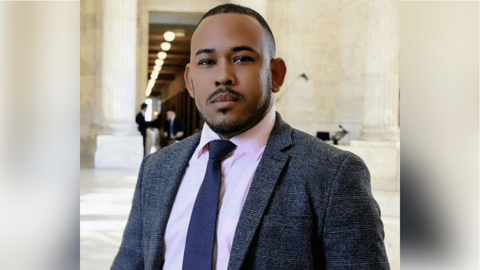 Periodista Cubano Pide Ayuda Urgente para Evitar Deportación de EE.UU.