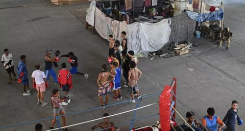 Nueve familias cubanas viven en un gimnasio de La Habana desde hace tres años