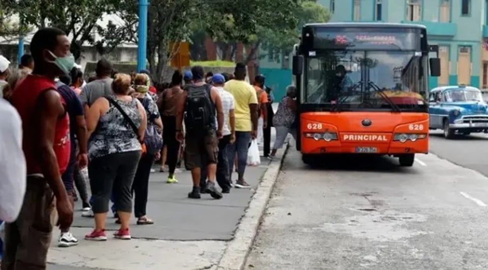¿Se acabó el viajar en Cuba? ¡Tremenda pela con el transporte estatal!
