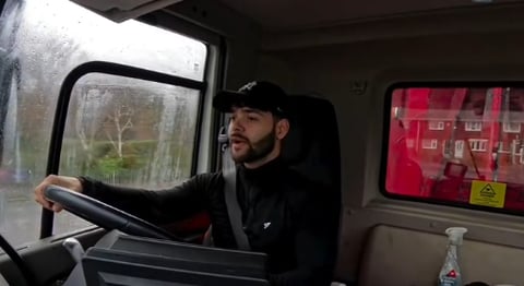 La Sombra de la Isla: Cubano en Inglaterra Enfrenta el Eco del Régimen