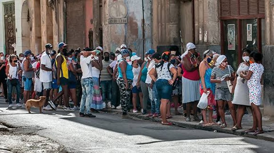 ¿Y ahora qué? Cubanos con más desconfianza que esperanza en las reformas del régimen