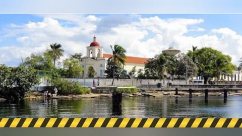 ¡Qué Bochinche en Regla! Le Dan Gas y Cuchillo a Motorista Pa' Robarle la Moto