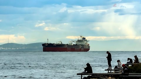 Petrolero ruso con diésel se aleja de Cuba en plena crisis energética