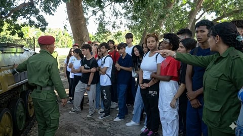 Cuba Convoca a Ejercicio Militar Estudiantil para Defensa Nacional