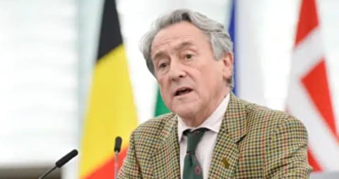 Eurodiputado Celebra Veto de Visa y Mastercard en Cuba, Pide Sanciones a Altos Cargos del Régimen