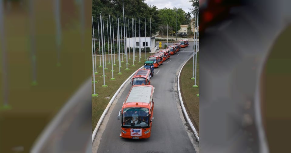 ¿Y a mí qué? Convoy con carros eléctricos pasea en La Habana mientras la gente anda a pie