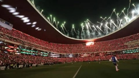 Un aficionado muere al caer desde un palco en la reapertura del Estadio Azteca