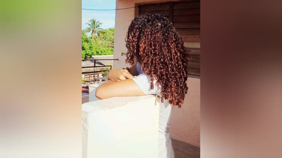 Joven cubana se vuelve "chismosa del barrio" por los apagones