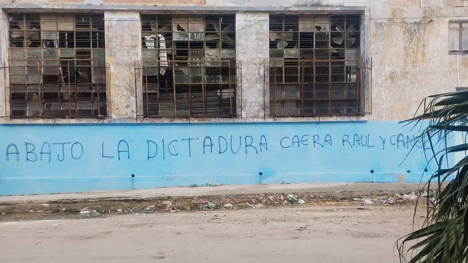 Carteles Críticos Sacuden La Habana y Muestran Descontento