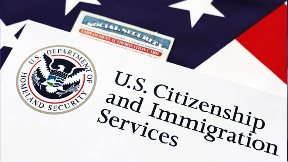 USCIS Endurece Revisión de Carga Pública: ¿Qué Cambia para Cubanos?