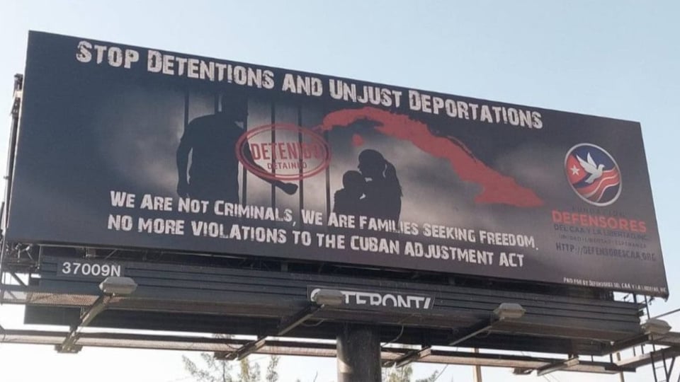 Valla en Miami Pide Alto a Detenciones y Respeto a Ley de Ajuste Cubano