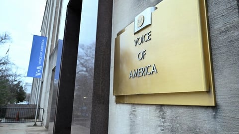Juez de EE.UU. Ordena Restaurar Operaciones de Voz de América y Reincorporar a Mil Trabajadores