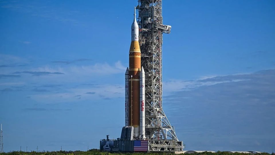 La NASA mueve su cohete lunar gigante para pruebas finales de Artemis II