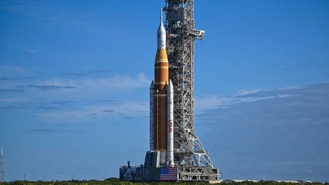 ¡La NASA saca a pasear su cohete gigante: Un armatoste que mira pa' la Luna!