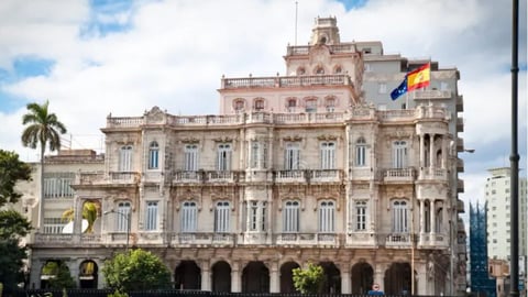 ¿Cambió la guardia en la Embajada de España? Nuevos caras, ¿mismo drama para los cubanos?
