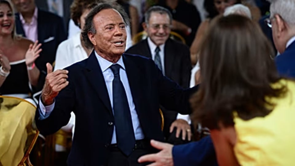 Denunciantes contra Julio Iglesias seguirán la lucha legal, pese a archivo en España