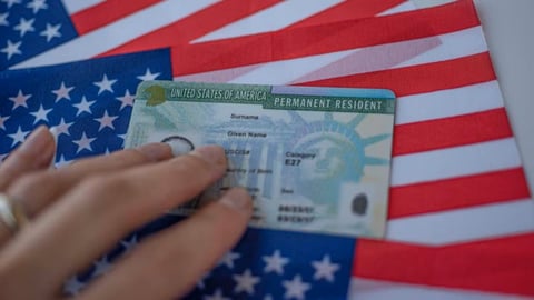 USCIS Reexigirá Datos Biométricos a Solicitantes de Green Card