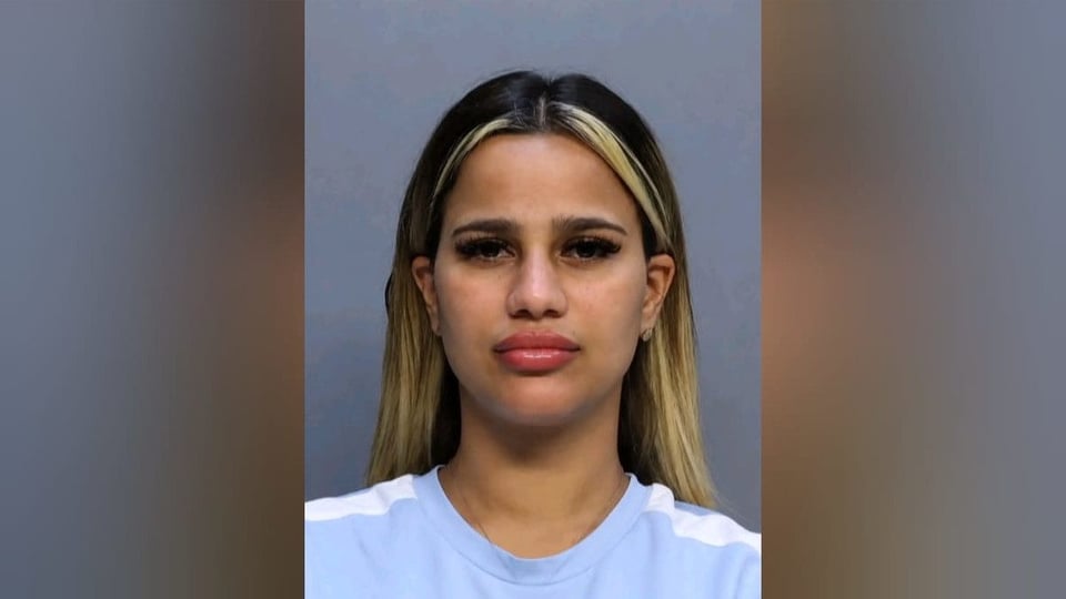 ¿Y esa cubana con I-220A metida en líos en Miami? ¡La arrestaron por tremenda pela y destrozos!