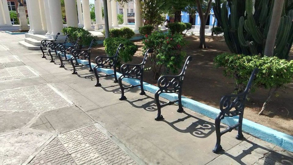 ¡Banco roto en Plaza de Marte! Santiago de Cuba se pregunta: ¿Quién cuida lo nuestro?