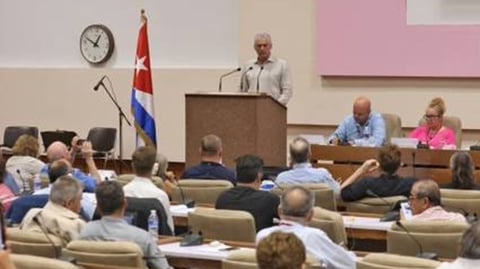 Díaz-Canel Insta a Cubanos a "Resistencia Firme y Creativa" Ante la Crisis
