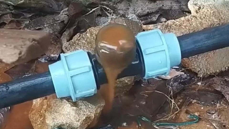 Vecinos de Cárdenas Reciben Agua Sucia Tras Días de Espera