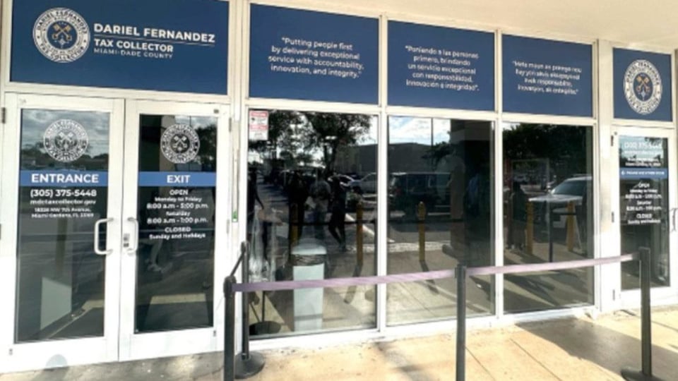 Empleado de Miami-Dade Arrestado por Vender Licencias de Conducir Ilegales