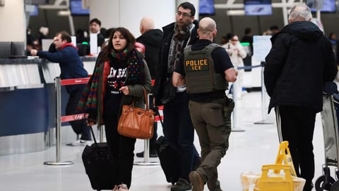 ICE intensifica arrestos en aeropuertos; aerolíneas exigen claridad en procedimientos