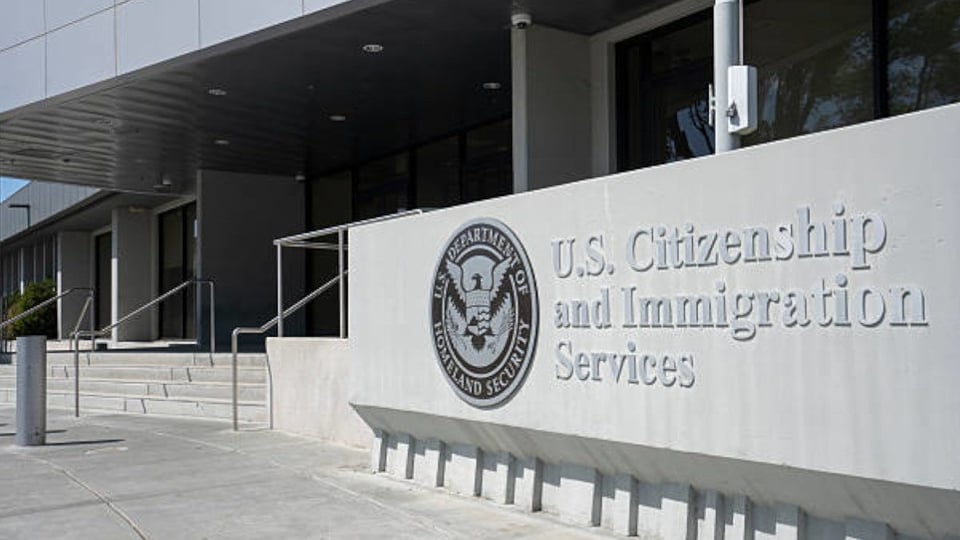 ¡Se acabó la pausa migratoria! USCIS vuelve a mover los papeles, pero con calma