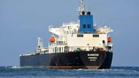 El 'Sandino' atraca en Matanzas, un respiro fugaz en la marea de la escasez