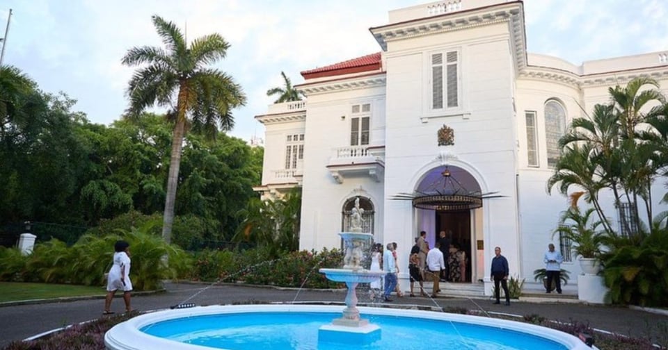 ¡Tremendo relajo! La Embajada Británica busca chofer… ¿y quién se monta en ese carro?