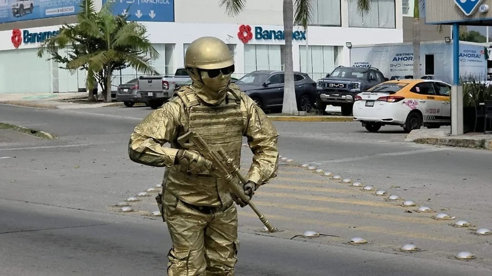 Cubano se vuelve estatua en Tapachula para ganarse el pan