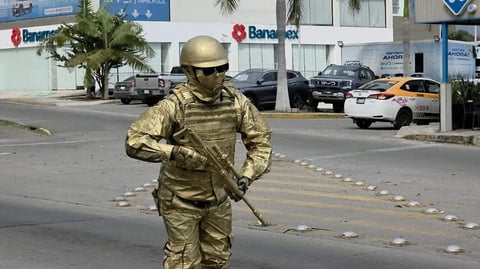 Cubano sobrevive como estatua humana en Tapachula mientras espera regularización