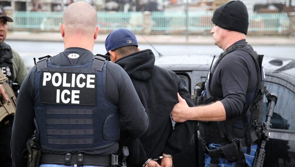 ¡AGÁRRENSE! ICE se pone BRAVO y ahora te caza hasta en los aeropuertos y tribunales