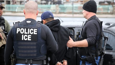 ICE Amplía Operativos Migratorios a Aeropuertos y Tribunales en EE.UU.